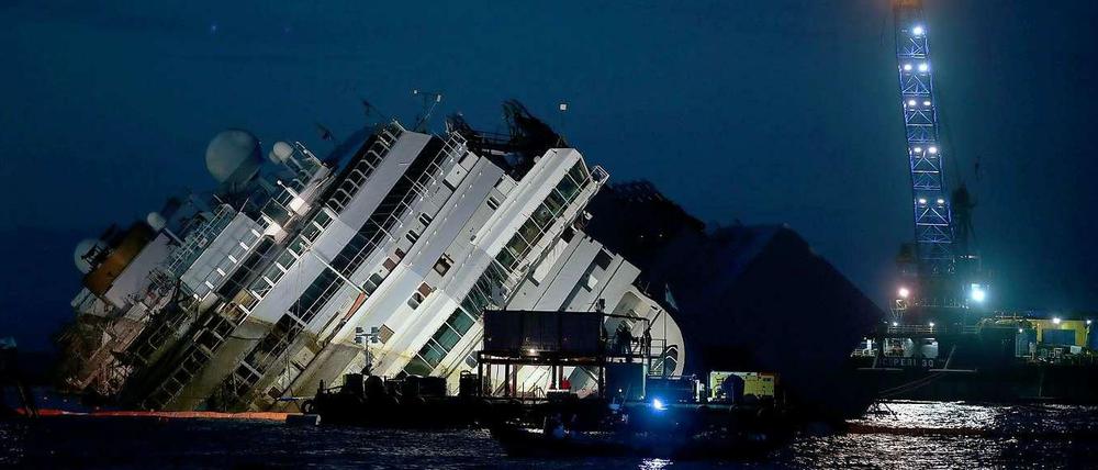 Eigentlich sollte die Bergung der havarierten Costa Concordia nur zwölf Stunden dauern. Der Einsatz konnte aber auch nach Ablauf der Zeitspanne nicht abgeschlossen werden. 