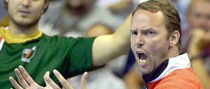 Mächtig fuchsig: Füchse-Trainer Dagur Sigurdsson am Spielfeldrand. Im Hintergrund tummelt sich Jonas Thümmler.