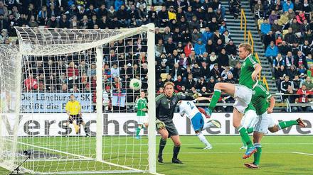 Auf der falschen Seite. Deutschlands Innenverteidiger Per Mertesacker brachte sein Team auf den Färöern in Führung. Foto: dpa