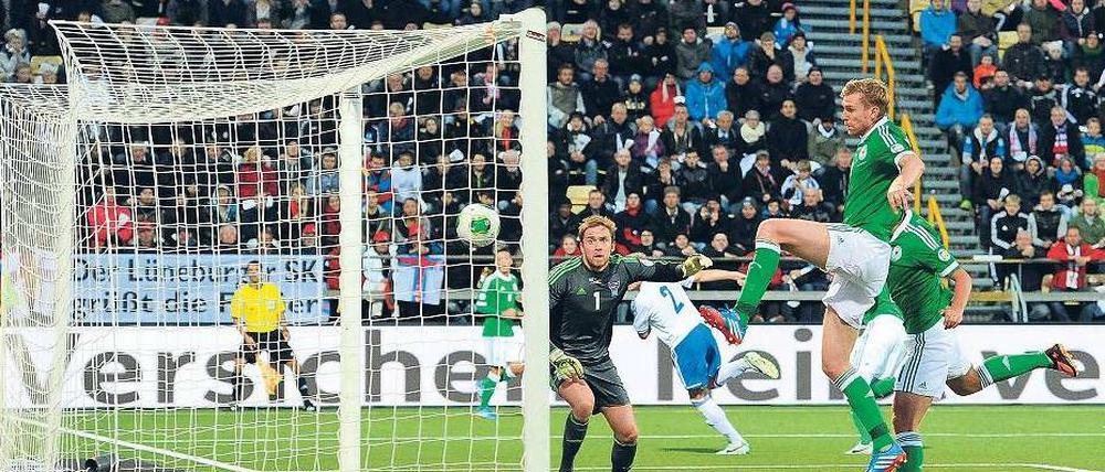Auf der falschen Seite. Deutschlands Innenverteidiger Per Mertesacker brachte sein Team auf den Färöern in Führung. Foto: dpa