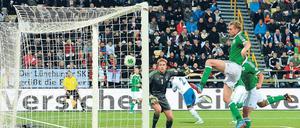 Auf der falschen Seite. Deutschlands Innenverteidiger Per Mertesacker brachte sein Team auf den Färöern in Führung. Foto: dpa