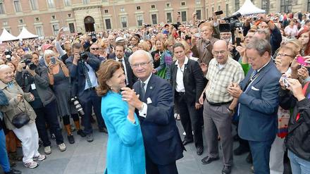 Ganz volksnah feiert der schwedische König Carl Gustaf sein 40. Thronjubiläum, hier beim mitten in der Menge mit seiner Frau, Königin Silvia.