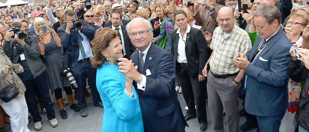 Ganz volksnah feiert der schwedische König Carl Gustaf sein 40. Thronjubiläum, hier beim mitten in der Menge mit seiner Frau, Königin Silvia.
