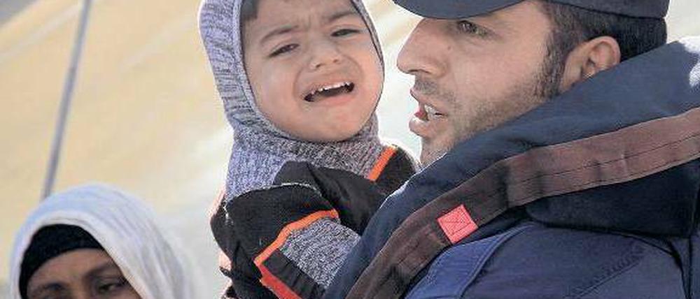 Das Lächeln verloren. Fast sieben Millionen Betroffene des Bürgerkriegs sind nach UN-Schätzungen auf akute Nothilfe angewiesen – darunter allein zwei Millionen Flüchtlinge außerhalb Syriens. Einige von ihnen hoffen nun in Italien auf Schutz. Foto: Stringer/Reuters