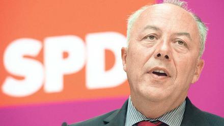 Selten um große Worte verlegen. Matthias Machnig ist der schärfste Kritiker seiner Chefin Christine Lieberknecht (CDU), die in Thüringen einen Staatssekretär trotz gut bezahlten neuen Jobs in den einstweiligen Ruhestand schickte, was diesem weiteres Geld vom Land Thüringen sicherte. Jetzt muss sich Machnig selbst rechtfertigen. Foto: Maurizio Gambarini/pa/dpa