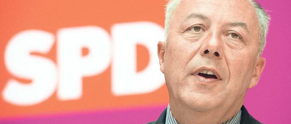 Selten um große Worte verlegen. Matthias Machnig ist der schärfste Kritiker seiner Chefin Christine Lieberknecht (CDU), die in Thüringen einen Staatssekretär trotz gut bezahlten neuen Jobs in den einstweiligen Ruhestand schickte, was diesem weiteres Geld vom Land Thüringen sicherte. Jetzt muss sich Machnig selbst rechtfertigen. Foto: Maurizio Gambarini/pa/dpa