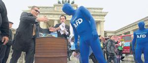 Fernsehtaugliche Bilder. Bei einer Aktion am Montag vor dem Brandenburger Tor wurden Kopien von 500-Euro-Scheinen verbrannt. Die Aktion der Partei AfD fand gerade bei ausländischen Medien Aufmerksamkeit. 