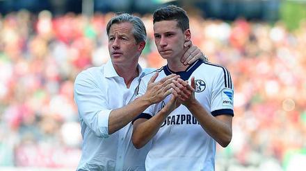 „Im Sommer ist sehr viel auf Julian eingeprasselt, er stand extrem im Fokus“, sagt Trainer Jens Keller (links) ein.