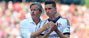 „Im Sommer ist sehr viel auf Julian eingeprasselt, er stand extrem im Fokus“, sagt Trainer Jens Keller (links) ein.