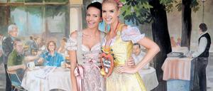 Die Schleife rechts bedeutet verheiratet oder liiert. Models präsentieren Dirndl-Mode auf dem Oktoberfestgelände. Foto: dpa