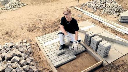 Fit werden für den Beruf: Jeremy Schulze probiert auf dem Lehrbauhof verschiedene Gewerke aus. Der Straßenbau interessiert ihn besonders.