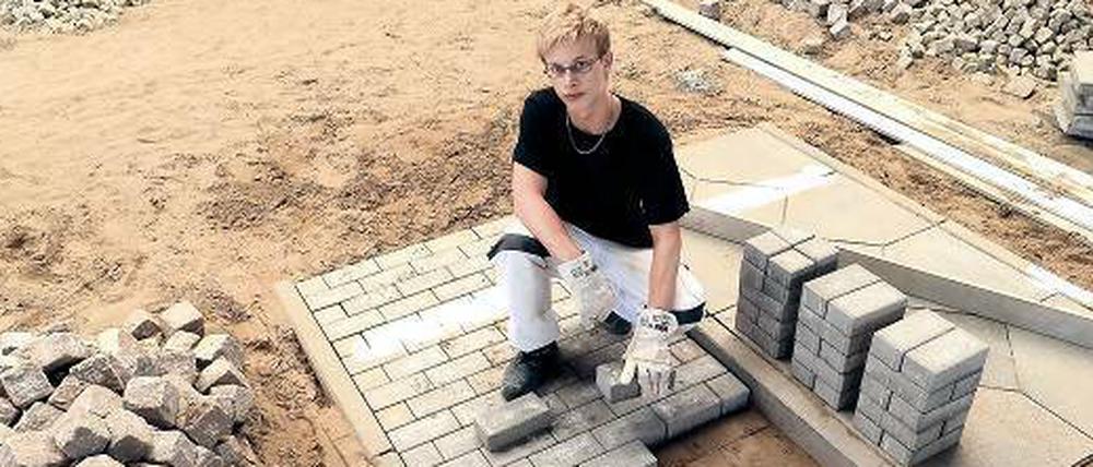 Fit werden für den Beruf: Jeremy Schulze probiert auf dem Lehrbauhof verschiedene Gewerke aus. Der Straßenbau interessiert ihn besonders.