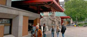 Das Elefantentor am Berliner Zoo. Am Donnerstag soll der neue Zoo-Chef verkündet werden.