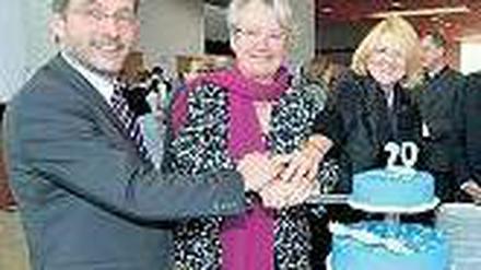 Anschnitt. Ende 2012 feiern Vorstandschef Rosenthal, die damalige Ministerin Schavan und das damalige Vorstandsmitglied Lanz 20 Jahre MDC. Foto: MDC/Ausserhofer