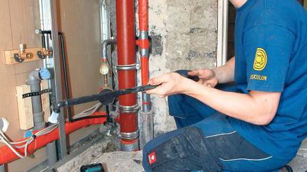 Paul Semotam macht eine Lehre zum Anlagenmechaniker für Sanitär, Heizung und Klima (SHK). Weil die Technik immer ausgefeilter wird, steigen auch die Anforderungen an das Handwerk.