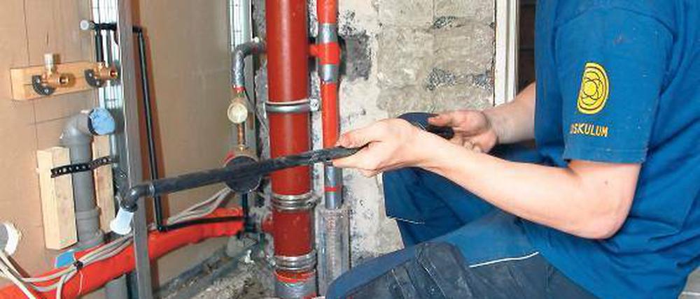 Paul Semotam macht eine Lehre zum Anlagenmechaniker für Sanitär, Heizung und Klima (SHK). Weil die Technik immer ausgefeilter wird, steigen auch die Anforderungen an das Handwerk.