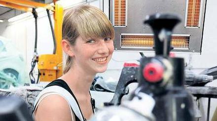 Allein unter Männern. Julia Tscheslog macht eine Lehre als Fahrzeugslackiererin. Und lässt sich dabei auch nicht von Vorurteilen