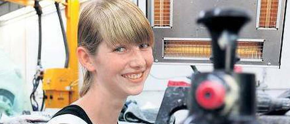 Allein unter Männern. Julia Tscheslog macht eine Lehre als Fahrzeugslackiererin. Und lässt sich dabei auch nicht von Vorurteilen