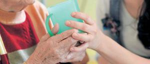 Es braucht Zeit. Meist sind es Frauen, die die Betreuung pflegebedürftiger Angehöriger übernehmen und dabei beruflich zurück stecken. Ein gutes soziales Netzwerk und ein regelmäßiger Ausgleich erleichtern die Doppelbelastung. Foto: dpa