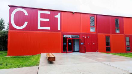 An der Rosa-Luxemburg-Oberschule in Pankow lernen die Schüler bis zu den Herbstferien in Containern.