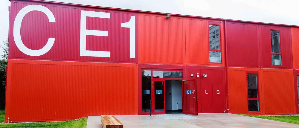 An der Rosa-Luxemburg-Oberschule in Pankow lernen die Schüler bis zu den Herbstferien in Containern.