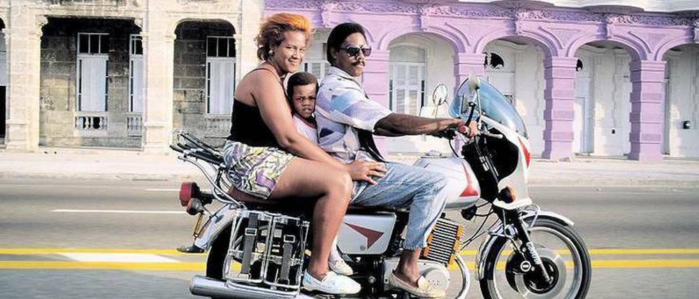 Sonntagsausflug. Gemäßigte Biker nehmen dann ihre Familie mit. Die anderen, mit Piratentuch, Zöpfchen und Lederboots, treffen sich im Klub zum Schrauben.