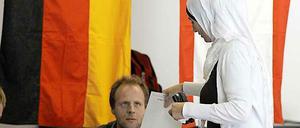 Auf geht’s an die Urne. Um möglichst viele Wähler zu erreichen, werben Berliner Politiker auch in fremden Sprachen.