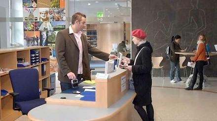 Eine Studentin steht vor einem Studienberater an der TU Berlin.