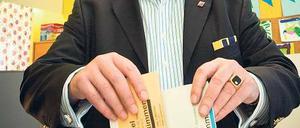 Mit beiden Händen: Der Justizminister und FDP-Landeschef Jörg-Uwe Hahn. Foto: dpa