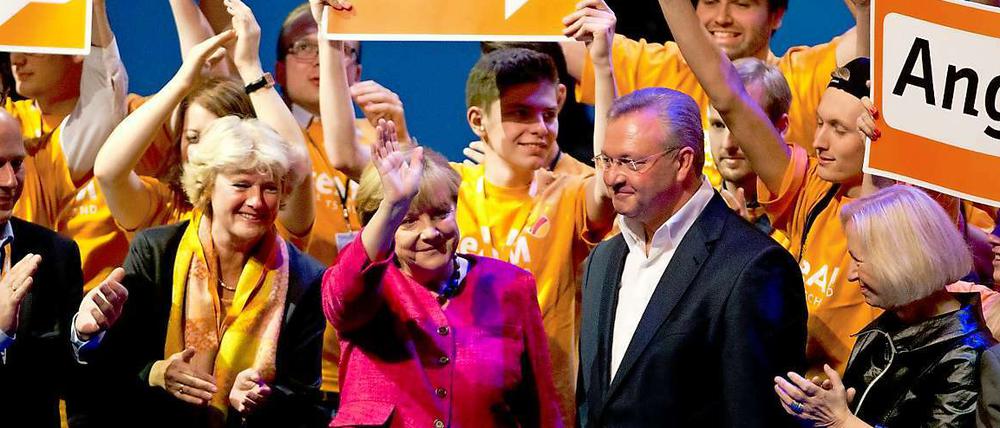Im Sog. Bundeskanzlerin Angela Merkel bei einer Wahlkampfveranstaltung neben Monika Grütters (v.l.), Berlins Innensenator Frank Henkel und Bundesbildungsministerin Jahanna Wanka (CDU).zu.