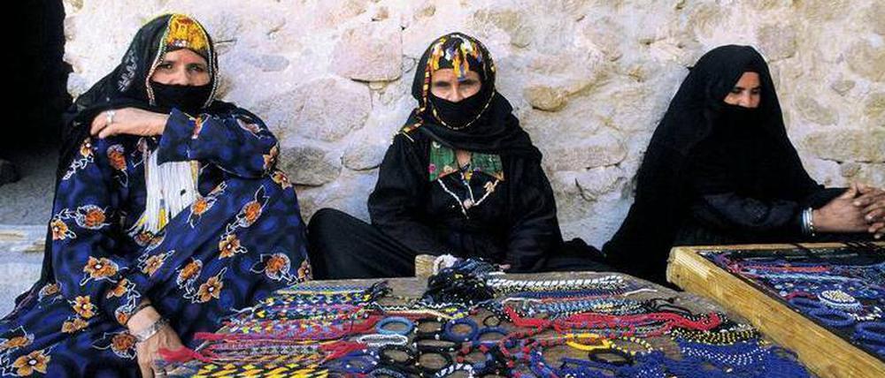 Bunt dekoriert. Touristen, auch wenn sie Strandhotels gebucht haben, machen meist im Ägypten Urlaub einen Ausflug in die Wüste. Dort bieten Beduinenfrauen selbst gemachten Schmuck an. Sie warten vergeblich auf Käufer.