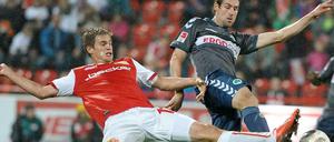 Es hat nicht gereicht: Simon Terodde (l.) vom 1. FC Union kommt im Zweikampf mit Thomas Kleine von Greuther Fürth einen Schritt zu spät.