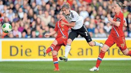 Schlussschuss. Bianca Schmidt erzielt das neunte und letzte Tor der deutschen Frauen gegen die überforderten Russinnen. Foto: dpa