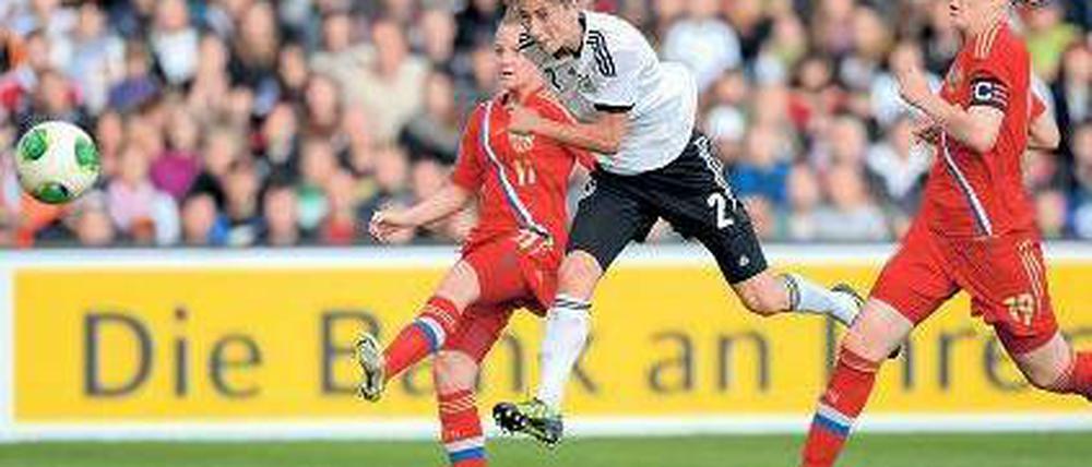 Schlussschuss. Bianca Schmidt erzielt das neunte und letzte Tor der deutschen Frauen gegen die überforderten Russinnen. Foto: dpa