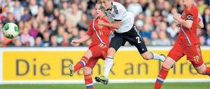 Schlussschuss. Bianca Schmidt erzielt das neunte und letzte Tor der deutschen Frauen gegen die überforderten Russinnen. Foto: dpa