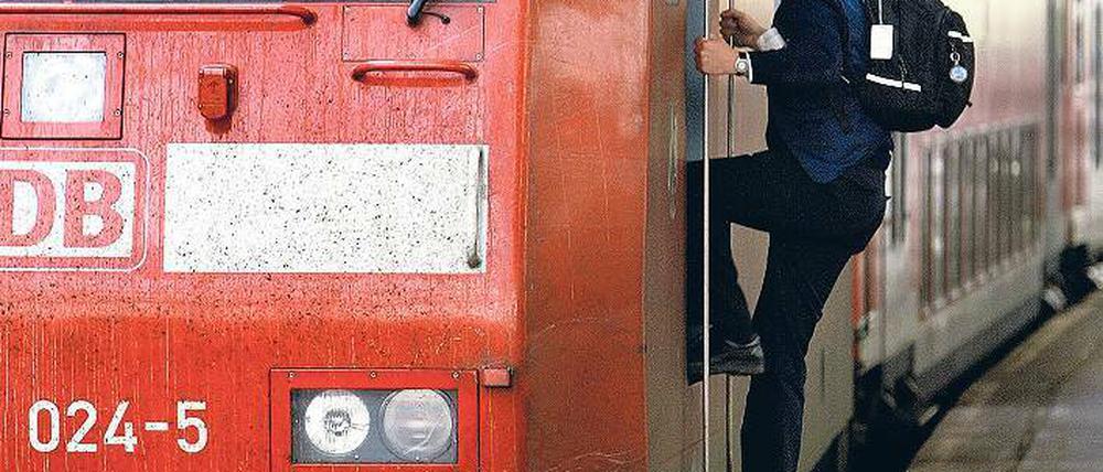 Chance auf der Schiene. Die Bahn sucht Mitarbeiter. Im August ging auf dem Bahnhof Mainz überhaupt nichts mehr, weil zu viel Personal fehlte. Wer einmal bei der Bahn anfängt, kann sich dort immer wieder neue Berufe suchen. Foto: dpa
