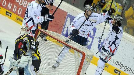 Jubeln die Eisbären auch am Freitag in Krefeld wieder? Im Halbfinale der Play-offs in der vergangenen Saison setzten sich die Berliner mit 3:0-Siegen durch.