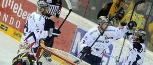 Jubeln die Eisbären auch am Freitag in Krefeld wieder? Im Halbfinale der Play-offs in der vergangenen Saison setzten sich die Berliner mit 3:0-Siegen durch.