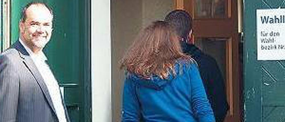 Zieleinlauf. Matthias Schmidt auf dem Weg in sein Wahllokal in einer Grünauer Schule. Erst am Abend wird er erfahren, ob sein Einsatz als SPD-Direktkandidat belohnt wird.