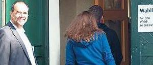 Zieleinlauf. Matthias Schmidt auf dem Weg in sein Wahllokal in einer Grünauer Schule. Erst am Abend wird er erfahren, ob sein Einsatz als SPD-Direktkandidat belohnt wird.