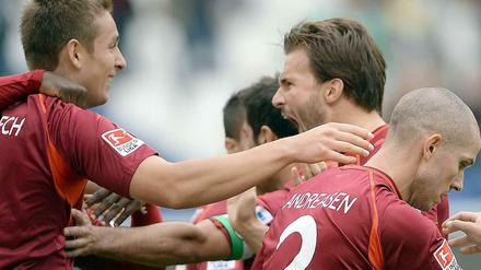 Lass' uns das ding drehen! Huszti (M.) trifft zum 2:1 für Hannover gegen Augsburg.