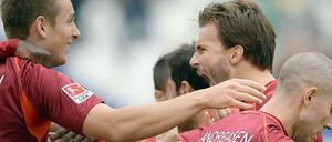 Lass' uns das ding drehen! Huszti (M.) trifft zum 2:1 für Hannover gegen Augsburg.