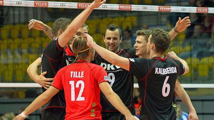 Zusammen erfolgreich. Deutschlands Volleyballer stehen im EM-Viertelfinale.