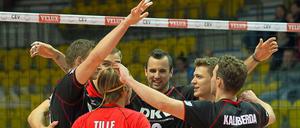 Zusammen erfolgreich. Deutschlands Volleyballer stehen im EM-Viertelfinale.