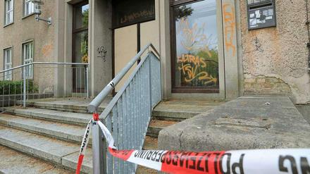 Unbekannte hatten einen Brand im Eingangsbereich des Gebäudes gelegt.