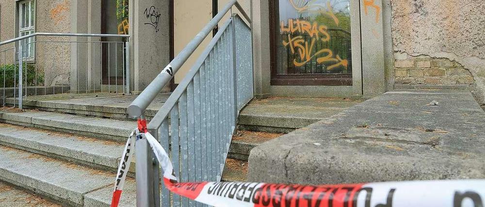 Unbekannte hatten einen Brand im Eingangsbereich des Gebäudes gelegt.