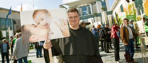 Ein Mann in Mönchskutte demonstriert am Samstag in Berlin vor dem Kanzleramt.
