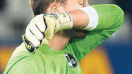 Augen zu und durchgelassen. Torwart Baumann verschuldete das Tor zum 1:2. Foto: dpa