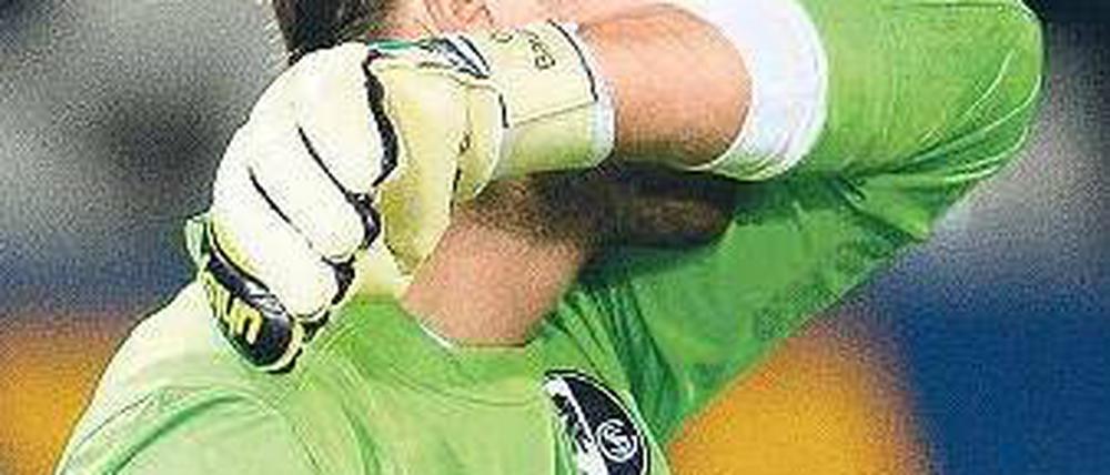 Augen zu und durchgelassen. Torwart Baumann verschuldete das Tor zum 1:2. Foto: dpa