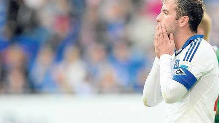 Ohne Worte. Nicht nur HSV-Kapitän Rafael van der Vaart war nach der Heimniederlage gegen den Rivalen sprachlos. Foto: firo
